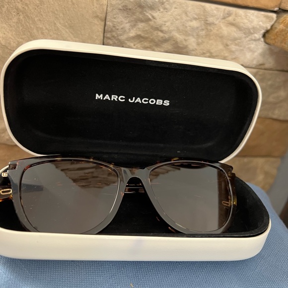 Marc Jacobs tortoise sunnies with case - Picture 7 of 12